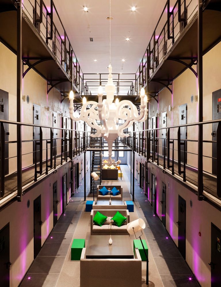 <p>Ubicado en la localidad de Roermont (Países Bajos), el hotel Het Arresthuis tiene un oscuro pasado: durante el siglo XIX, fue una prisión. Hoy, sin embargo, es un coqueto hotel de diseño cuyas celdas se han renovado para albergar habitaciones llenas de lujos.</p>