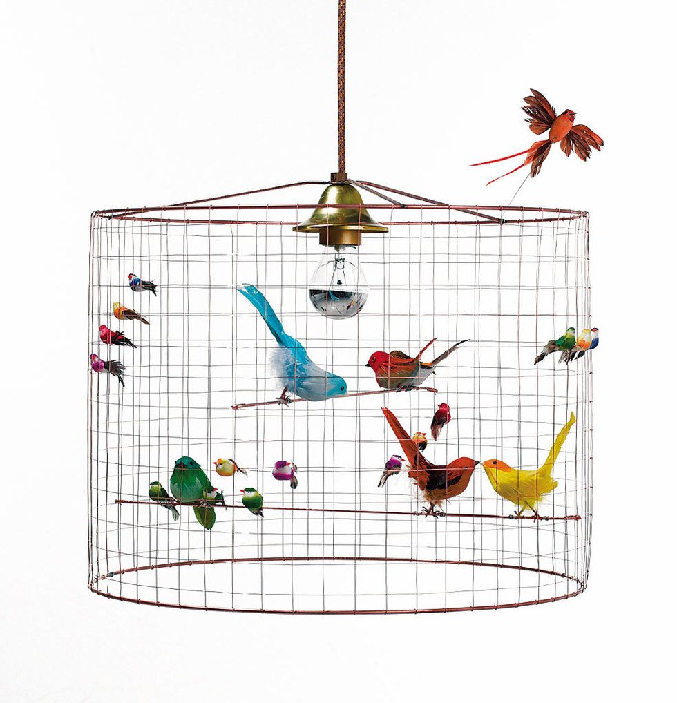 <p>No cantan pero dan luz. Falsos pájaros con plumas auténticas. De Mathieu Challière.</p>