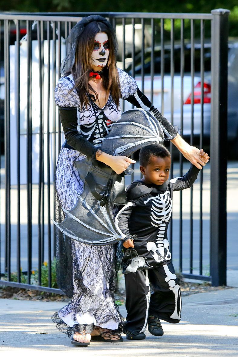 <p>Sandra Bullock vestida de novia cadáver con su hijo Louis.&nbsp;</p>