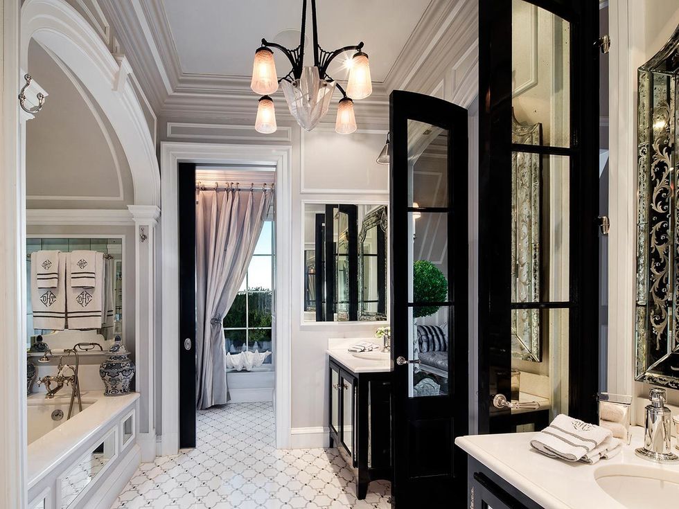 <p>Sus magníficas dimensiones permiten que haya un lavabo a cada lado de una de sus dos puertas de entrada, así como una grandiosa bañera bajo un techo abovedado.</p>
