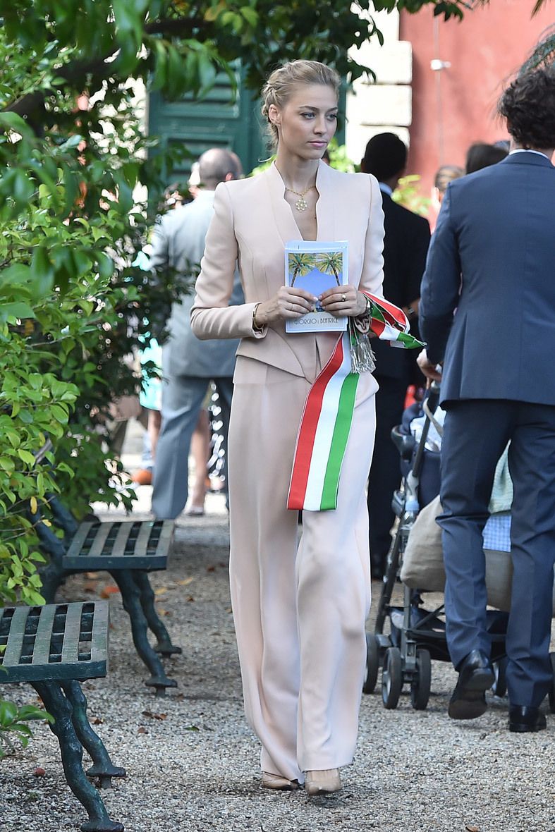<p>Para una boda en Santa Mergherita Ligure, Italia, Beatrice escogió estre perfecto traje de chaqueta en nude con zapatos del mismo color.</p>