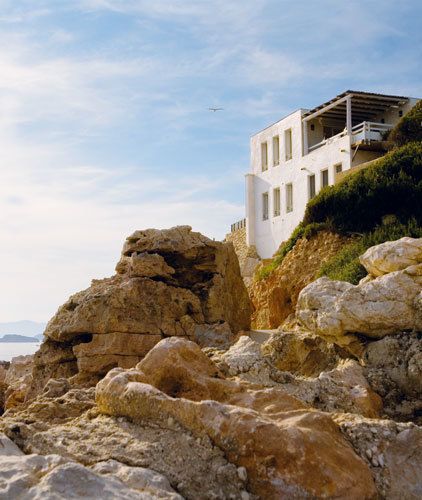  <p>Enclavada en las rocas, con vistas privilegiadas al mar Mediterráneo y una sobria fachada de paredes encaladas, la casa está en comunión con la naturaleza. </p>