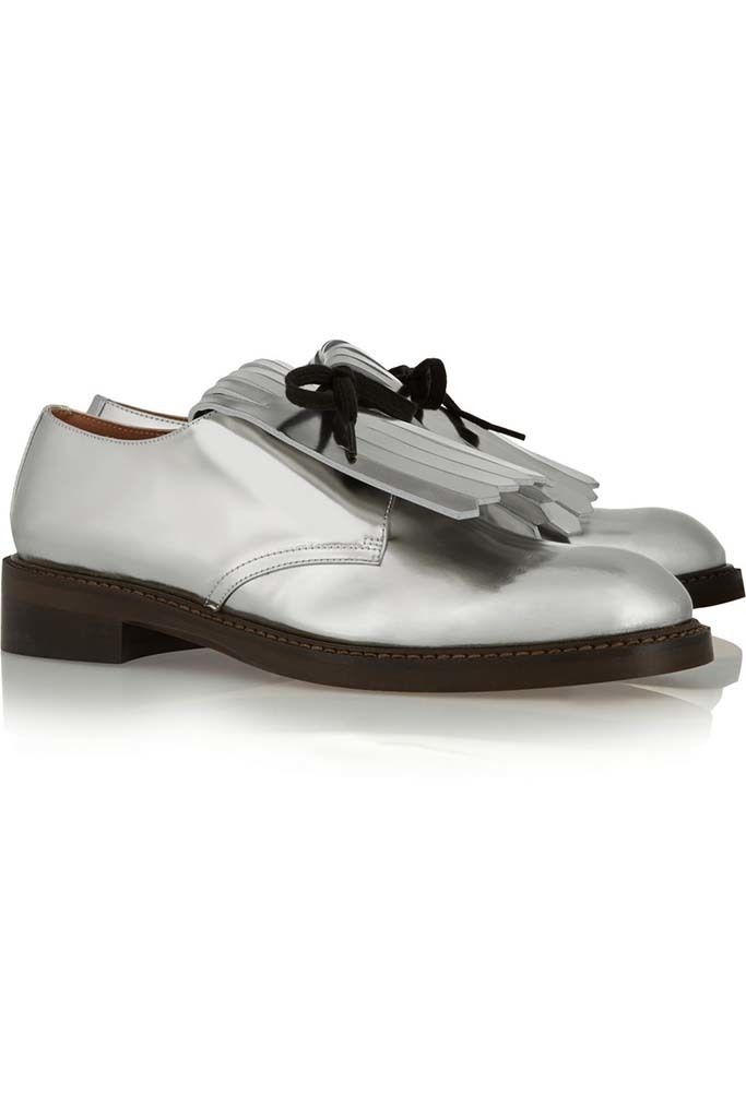 <p>El calzado masculino es una opción perfecta para pedalear. Loafers plateados con lengüeta exterior y cordones, de <strong>Marni</strong> (440 €).</p>