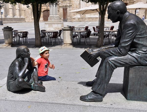 Human body, Sculpture, Sitting, Bronze sculpture, Public space, Temple, Statue, Monument, Memorial, Nonbuilding structure, 