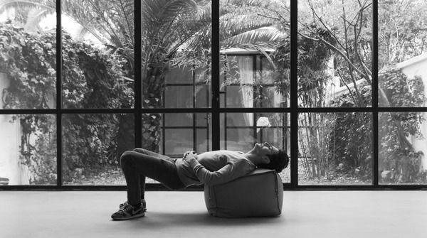 Human body, Comfort, Glass, Sitting, Knee, Monochrome, Monochrome photography, Black-and-white, Transparent material, Shade, 