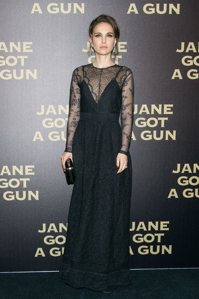 <p><strong>Natalie Portman</strong> se encuentra inmersa en la promoción de su nueva película 'Jane Got a Gun' por lo que no para de viajar por todo el mundo. Nuestro look favorito ha sido el que eligió para la premiere de París con este vestido negro con encaje de <strong>Dior</strong> más bolso a juego también de la 'maison'. El peinado informal y los pendientes largos fueron el broche de oro.&nbsp;</p>