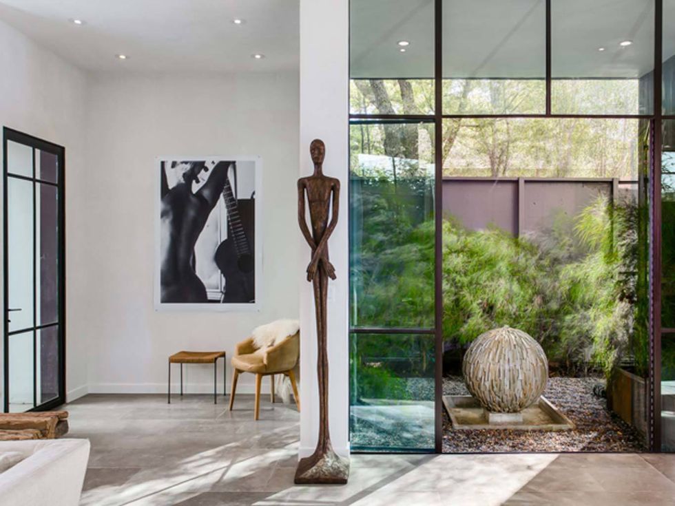 <p>El diseño interior es lo que Gordon describe como &quot;minimalista muscular&quot;: una casa rústica y fuerte, un contraste atractivo para las paredes de cristal.</p>