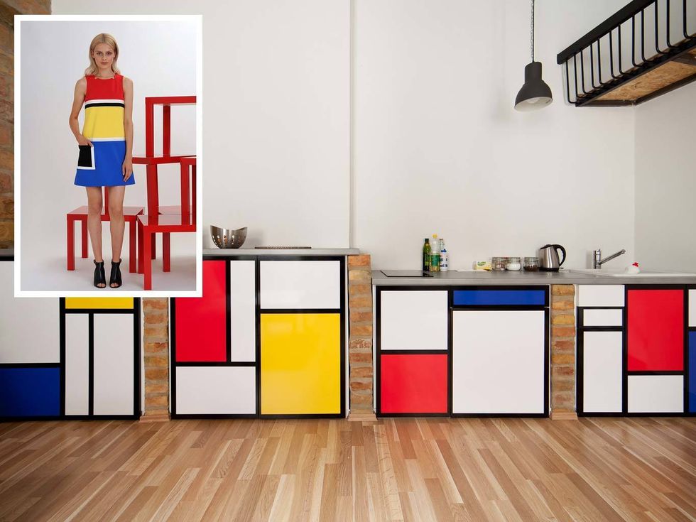 <p>El estilo de Mondrian ha inspirado este minivestido de Lisa Perry y también el mobiliario de este apartamento, situado en el centro de Budapest. Lo que tienes ante tus ojos es la cocina. ¡Exquisita! Desde 39 €/ noche.</p>