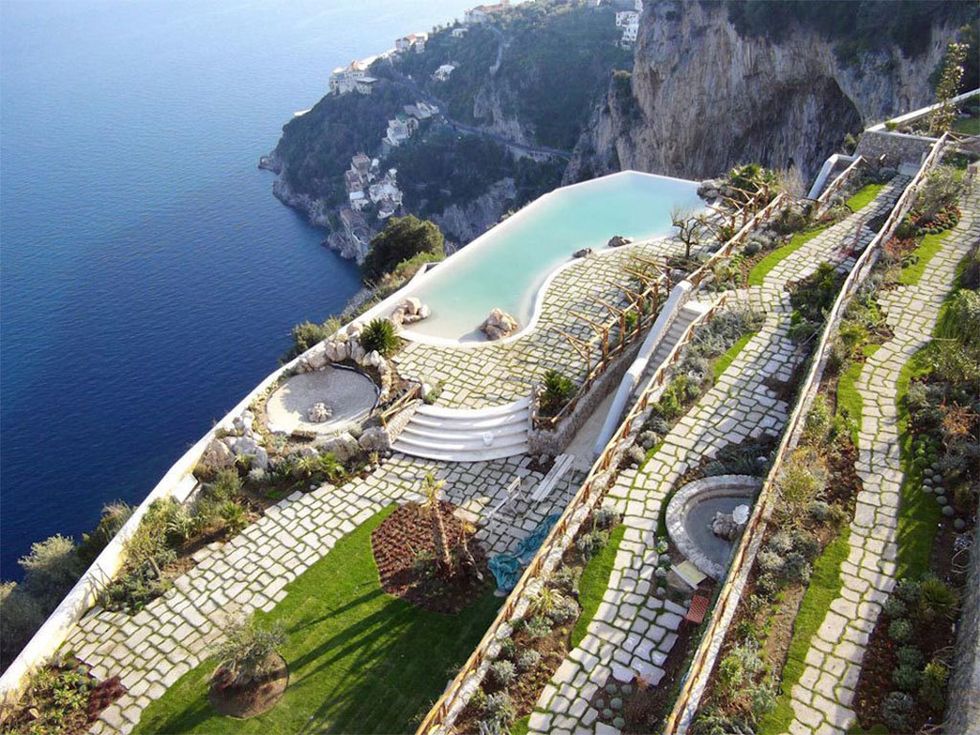 <p>Está construido sobre un antiguo monasterio del siglo XVII y su ubicación a 300 metros sobre un acantilado le proporciona una panorámica privilegiada de la Costa Amalfitana. Una noche en sus balcones es una de las experiencias más románticas que puedas imaginar.</p>