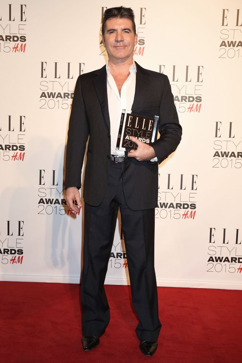 <p><strong>Simon Cowell</strong>, conocido por su papel de jurado en Factor X, lleva siempre traje negro con camisa blanca y sin corbata.</p>