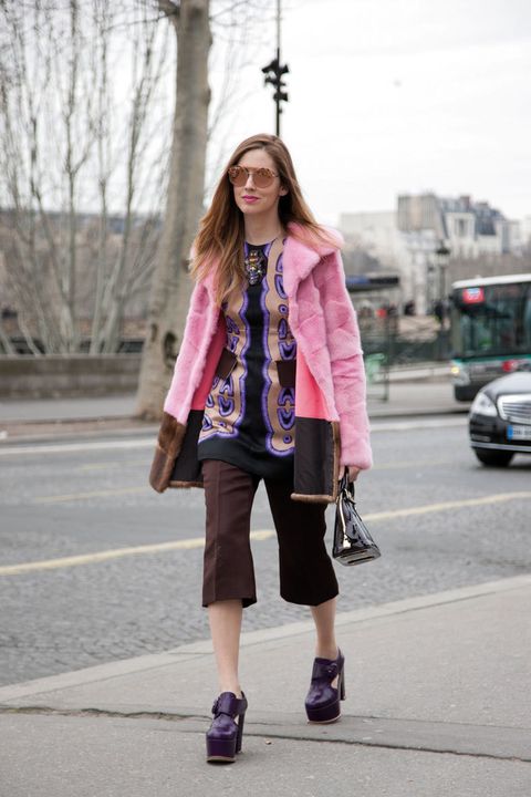 <p>Hippie-chic con este 'candy coat' en rosa chicle y conjunto retro. </p>