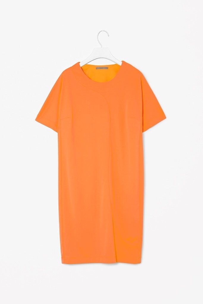 <p>Vestido de corte recto con cuello redondo, en color naranja vitamina, de <strong>COS</strong> (30 €).</p>