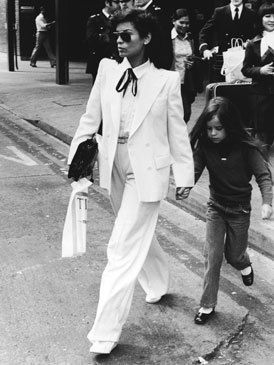  <p>La modelo nicaragüense y primera mujer del líder de los Rolling Stones hizo del blanco y el negro sus colores. En la imagen la vemos con un <i>total white </i>de dos piezas de chaqueta y pantalón en 1979 paseando por Londres con su hija Jane. La maxi cartera negra y el lazo en la camisa rompen el monocronismo de una de las incondicionales de Estudio 54.</p>