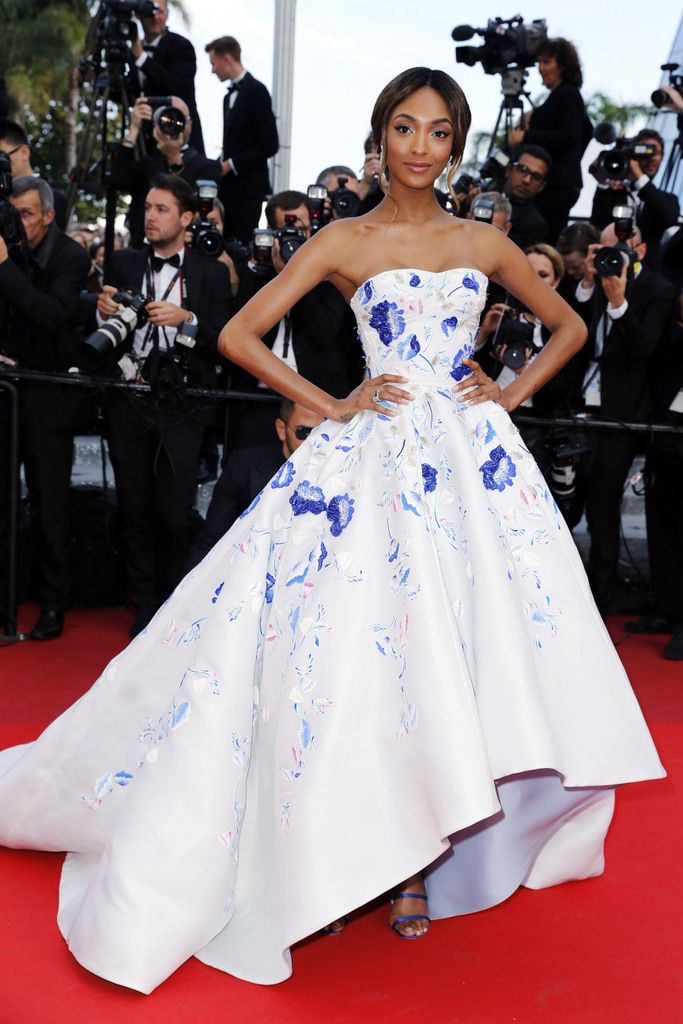<p>Como una princesa llegó<strong> Jourdan Dunn</strong>&nbsp;a Cannes con este voluminoso vestido de escote palabra de honor en blanco con flores azules, obra también de <strong>Ralph &amp; Russo</strong>.</p><p>&nbsp;</p>
