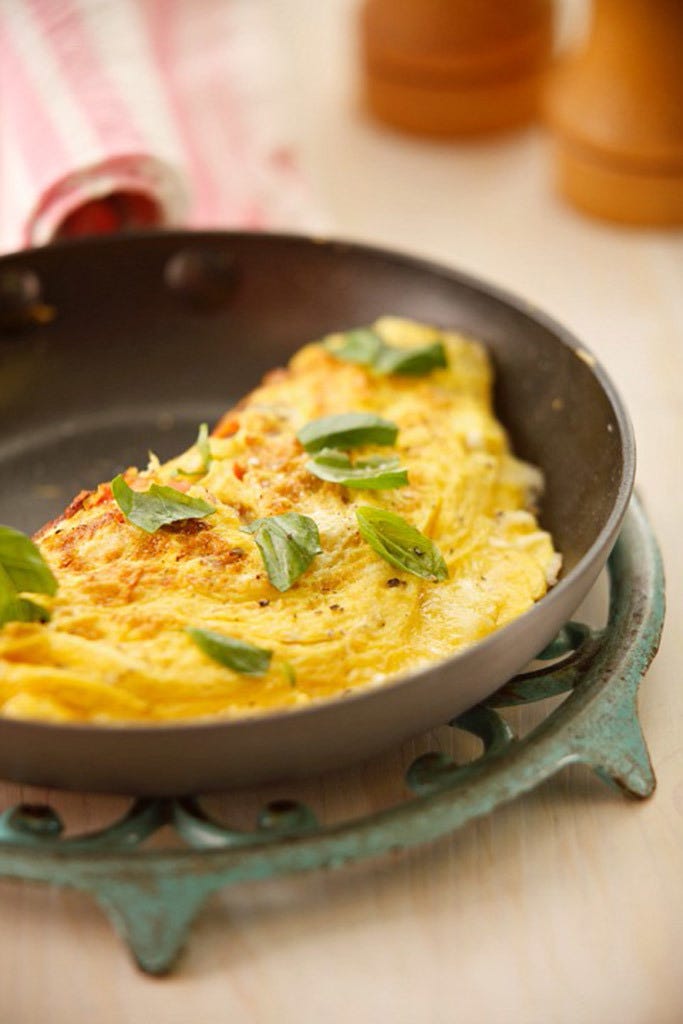 Desayunos sanos, fáciles y rápidos: Tortilla <p>¿Tortilla para desayunar? Es una excelente fuente de proteínas y energía para comenzar con buen pie el día. Otra idea de desayuno de la doctora Amaro: <strong>Café solo + tortilla de jamón york + 1 manzana. </strong>"La proteína que aporta el huevo es la de mayor valor biológico, y las grasas son grasas omega 3, muy beneficiosas para el organismo. Los minerales que aporta son: hierro, fósforo, potasio, magnesio y vitaminas del grupo B, ácido fólico y carotinoides", asegura la nutricionista.</p>