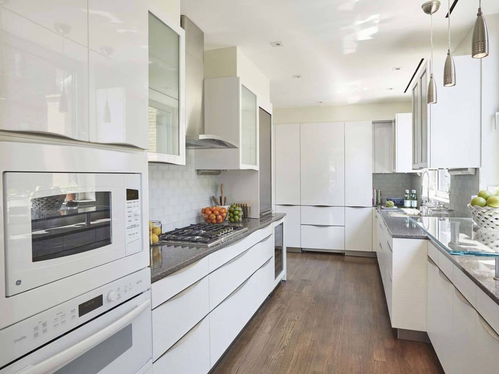 <p>Una cocina en blanco, moderna y funcional, con una barra de desayuno y luz natural.</p>