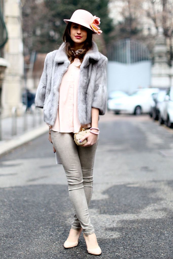 <p>En tonos grises y rosa pastel, nos convence este outfit. Su abrigo corto de manga tres cuartos nos parece un complemento de lo más 'sweet'. Fichamos: su sombrero con tocado floral. ¡Es tan ideal!</p>