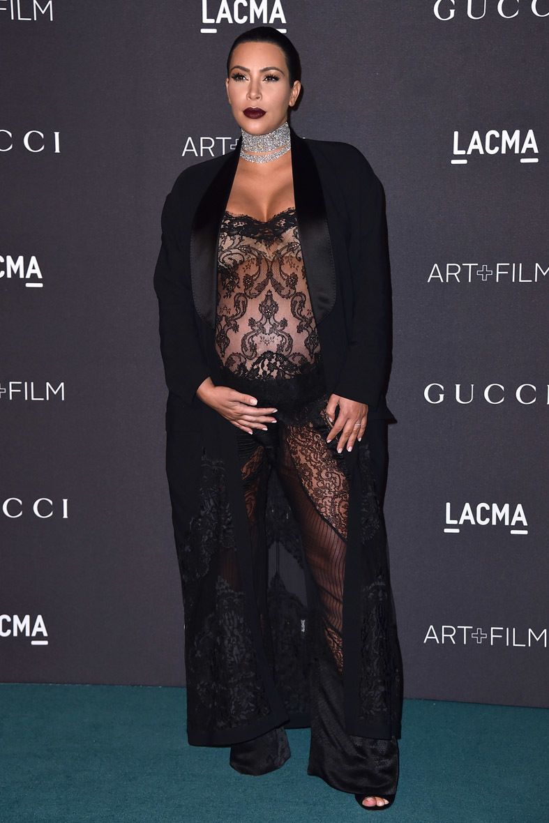<p><strong>Kim Kardashian</strong> posó ante las cámaras en la recta final de su embarazo. Impresionante vestido de transparencias acompañado por una gargantilla XL.</p>