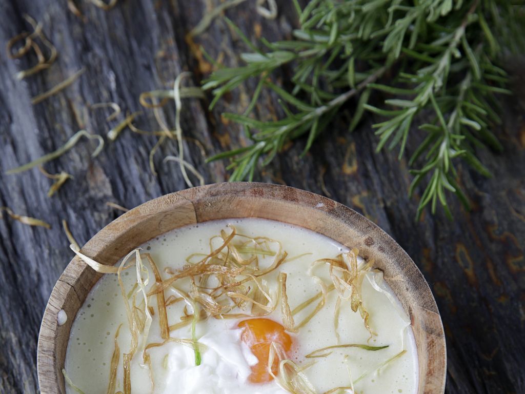 Huevo poché con puerros a la crema - El Gourmet