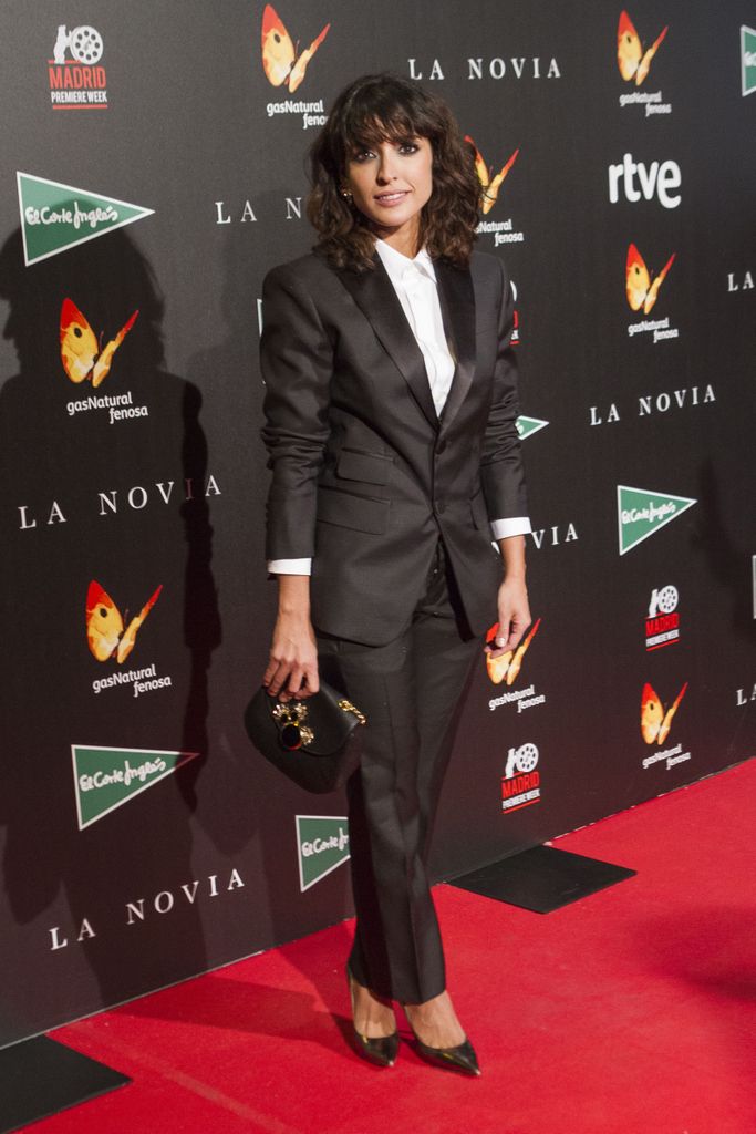 <p>Para la premiere en Madrid de 'La novia' la actriz apostó por un acertado clásico: un traje negro con camisa blanca y accesorios metalizados.</p>