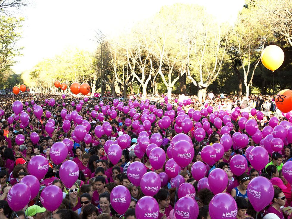 <p>El <strong>color rosa</strong> fue el protagonista de esta carrera que lucha contra el cáncer y contra la violencia de género. Más de <strong>25.000 mujeres</strong> se agruparon tras la línea de salida en el Paseo de Camoens.</p>