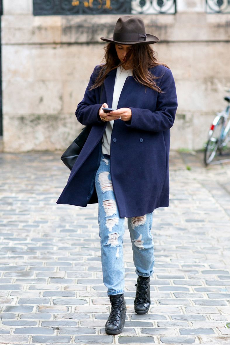 <p>Muy 'casual' con jeans rotos, botas negras bajas, camiseta básica, sombrero australiano marrón y abrigo 'oversize' azul marino.</p>