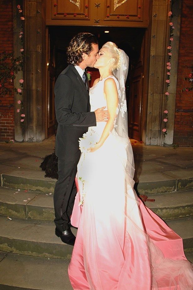 <p>El vestido de novia de <strong>Gwen Stefani</strong> de<strong> John Galliano para Dior</strong> comienza siendo blanco, pero acaba con una falda rosa. Muy apropiado para ella en su boda con Gavin Rossdale en 2002.</p>