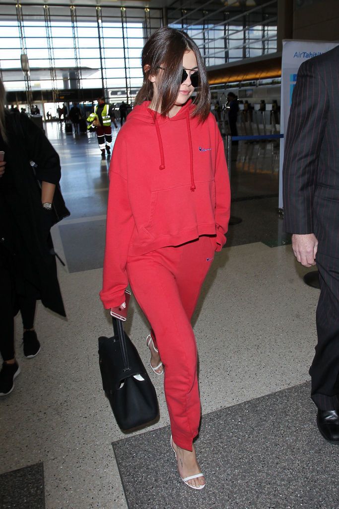 <p>Hace poco veíamos a <strong>Selena Gomez</strong> de esta guisa en el aeropuerto de Los Angeles: con un chándal rojo de <strong>Vêtements</strong> combinado con un par de sandalias blancas de tacón. Lo sentimos Selena, pero esto es un gran No como look para viajar.</p>