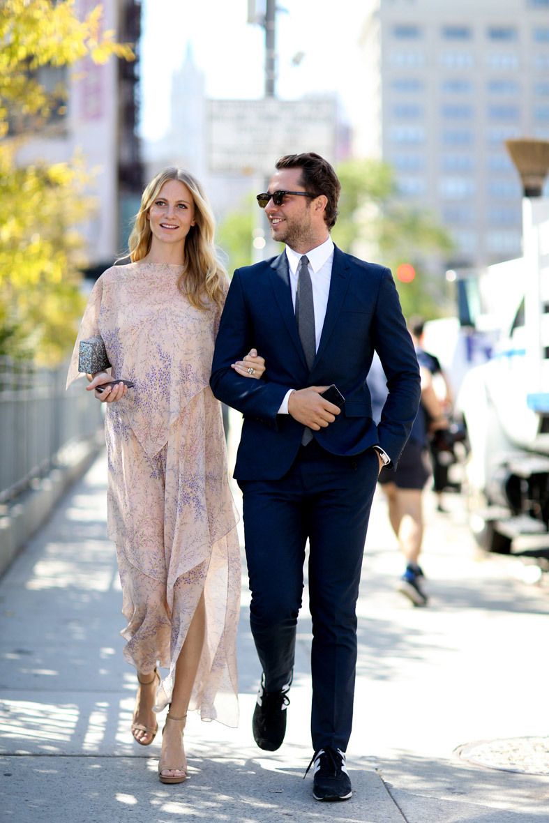 <p>Poppy Delevingne acudió a la pasarela muy bien acompñada con un vestido rosa palo muy clarito compuesto por dos capas de tela translúcida con un discreto estampado. Completó tu 'look' con un 'clutch' rígido y pequeño. </p>