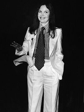  <p>La musa de Woody Allen hizo suyo el estilo <i>dandy</i>. Con trajes de chaqueta <i>oversize, </i>camisas y corbatas, la actriz de <i> Annie Hall</i> convirtió en femenino y sexy una prenda hasta el momento, 100% masculina.</p>
