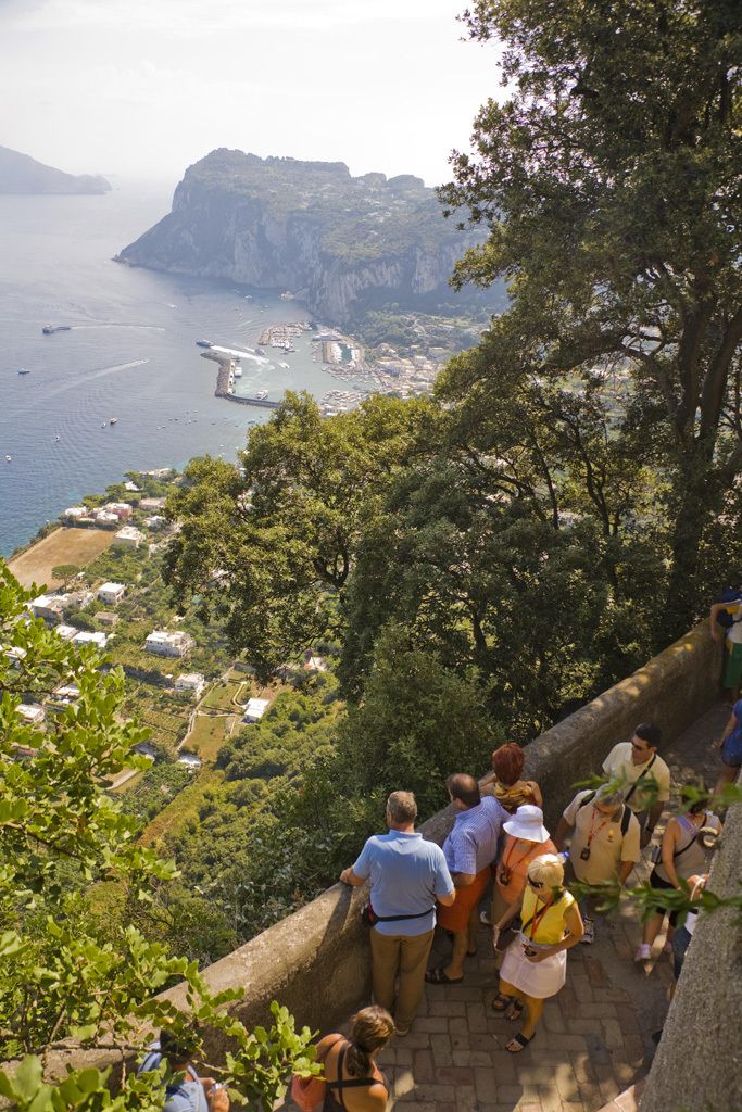 <p>La isla de Capri, en el Mar Tirreno, posee un encanto glamouroso y 'vintage' concentrado en sus 17 kilómetros cuadrados de extensión. Disfruta de este pedazo del Mediterráneo a traés de sus miles de rincones por descubrir, como la Gruta Azul, una cueva marina de aguas de color azul vivo, o su animada Piazzeta llena de terrazas en las que saborear un auténtico café italiano.</p>
