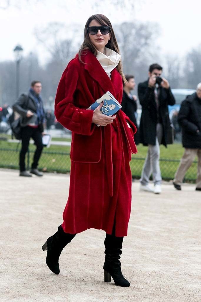 <p>Esta asistente nos encanta por el divertido toque en su clutch que reza 'The End', en el penúltimo día de la Semana de la Moda parisina.</p>