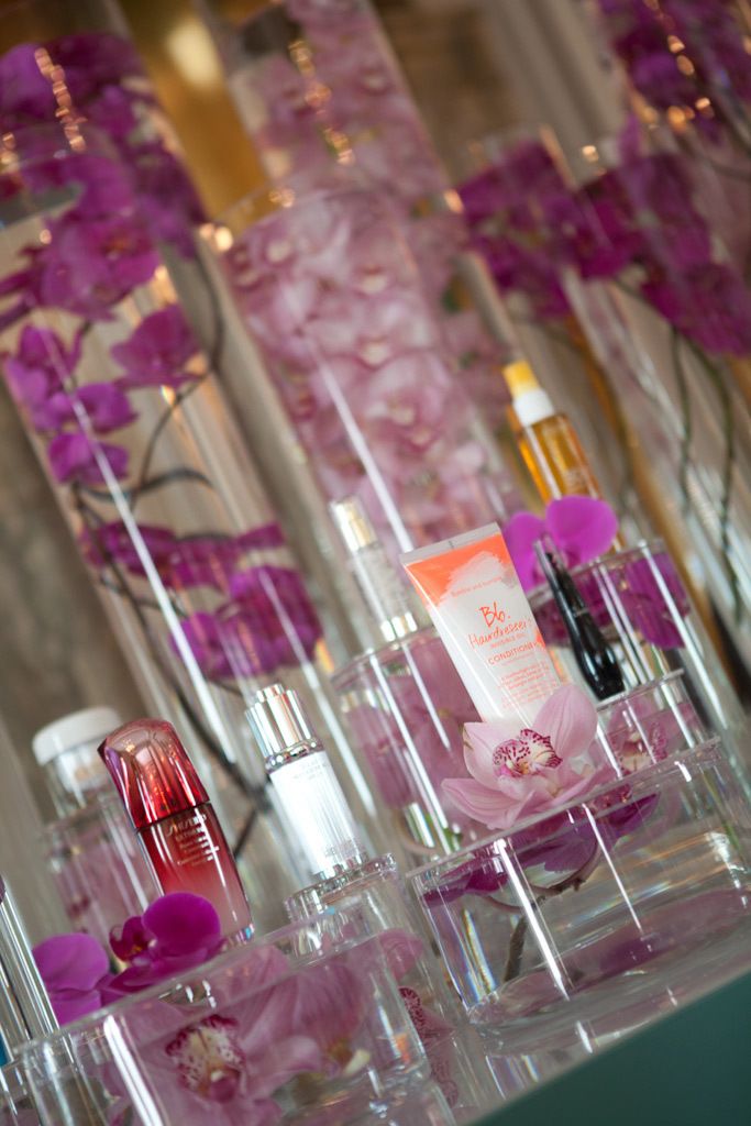 <p>Rodeados de orquídeas, nuestros dieciocho cosméticos favoritos esperaban su premio...</p>