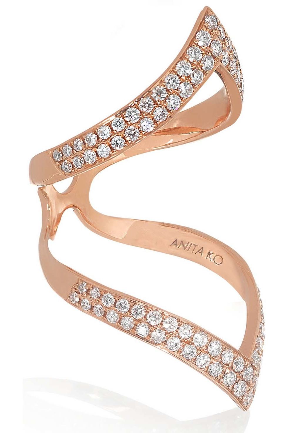 <p>Anillo de oro rosa con diamantes, de <strong>Anita Ko</strong> (5.929 €).</p>