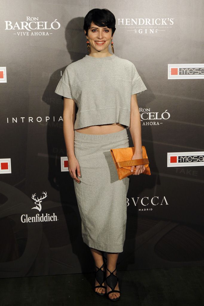<p>La actriz <strong>Ledicia Sola</strong> con un conjunto sport en gris con crop top y falda recta, cartera de piel y sandalias negras.</p>