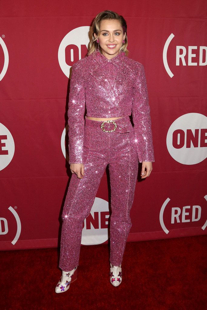 <p>Y el segundo fallo de Miley es con este conjunto de chaqueta y pantalones de paillettes rosas de <strong>Christian Cowan-Sanluis</strong> más botines con print de estrellas.</p><p>&nbsp;</p><p>&nbsp;</p>