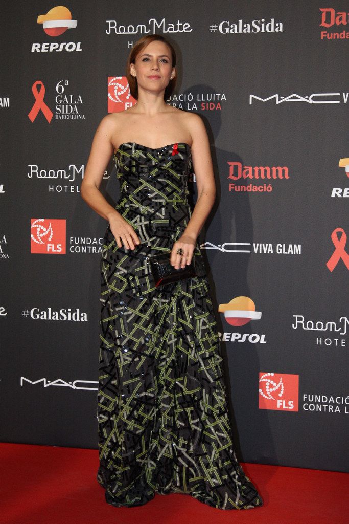 <p>La actriz <strong>Aura Garrido</strong>, con un vestido palabra de honor con estampados geométricos en tonos verdes y 'clutch' negro.</p>