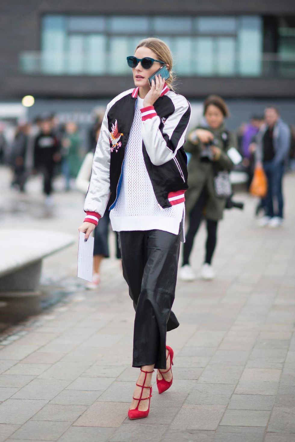 <p>La reina del street style <strong>Olivia Palermo</strong> se encarga de llevar la chaqueta estrella: la Bomber. La it girl apuesta por un modelo tricolor de <strong>Topshop</strong>&nbsp;con dibujos.</p>