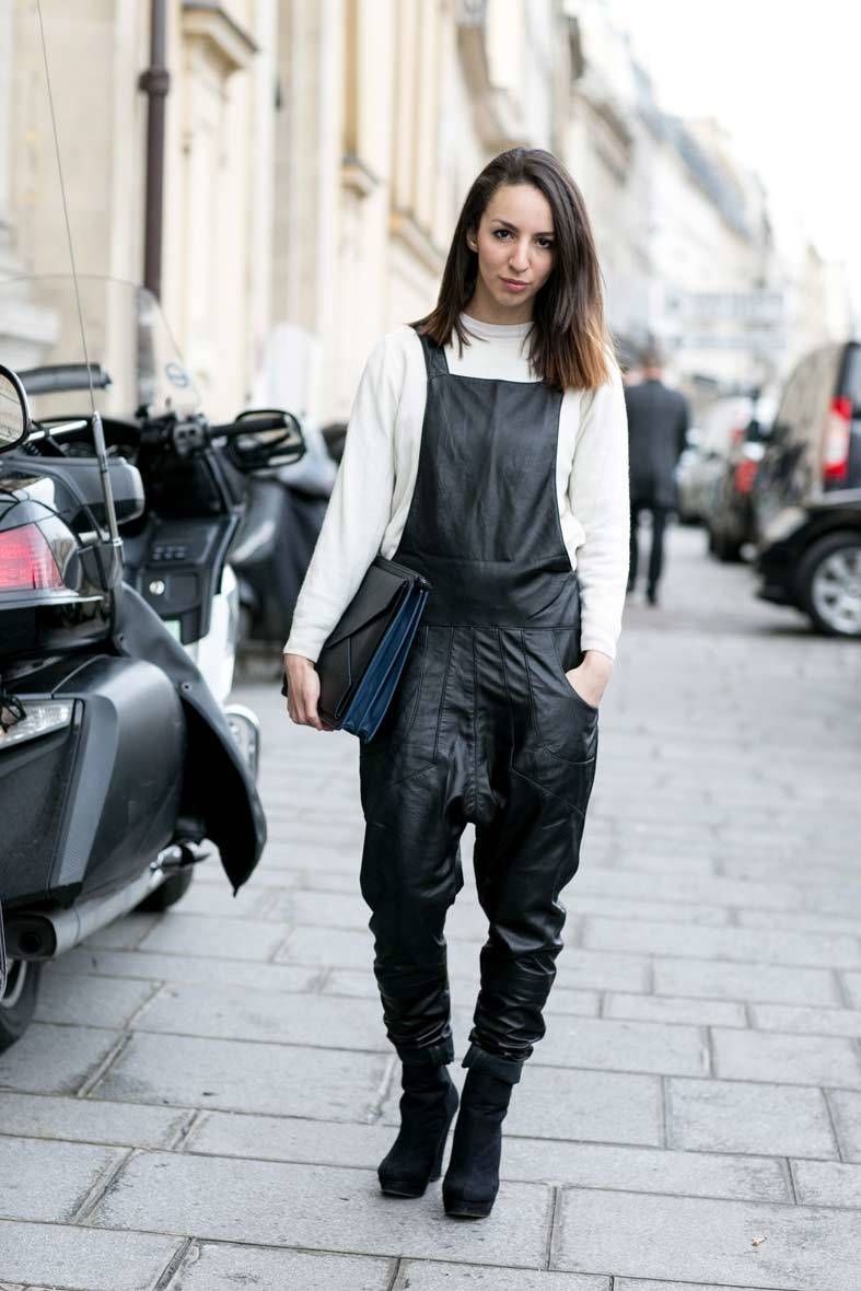 <p>Mono de cuero negro, botines y maxi bolso de mano para acudir al último día de desfiles de la Alta Costura parisina.</p>