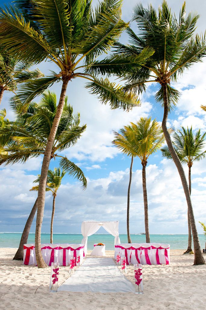 <p>Si casarte junto a la playa está en tu lista de cosas por hacer, ¿por qué no hacerlo en un 'resort del Caribe'? Tómatelo como tu Las Vegas particular: los grandes hoteles de la zona se encargan de ponerte un 'wedding planner' a tu disposición.</p>