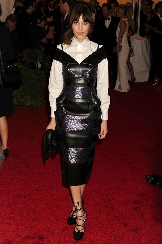 <p>Aunque no está muy marcado, el vestido de cuero negro y morado de <strong>Marc Jacobs</strong> que lució <strong>Alexa Chung</strong> tenía un efecto peplum.</p>