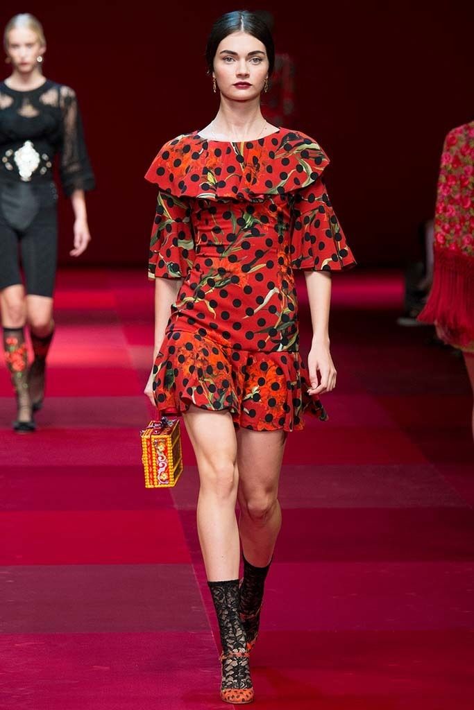 <p><strong>Dolce&amp;Gabbana</strong>, los nuevos embajadores del estilo español más castizo y puro, decidieron por su parte volver a sacar todo el potencial de los lunares. Sobre rojo o vino intenso y en prendas con volantes, acertarás seguro.</p>