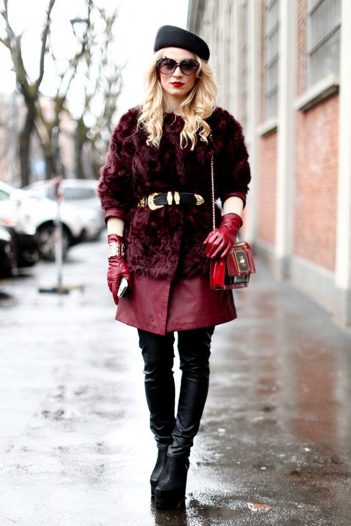 <p>Está claro que en Milán a las mujeres les encanta la moda. Solo aquí podemos ver looks tan elaborados. Nos gusta el abrigo en burgundy, uno de los tonos de la temporada.</p>