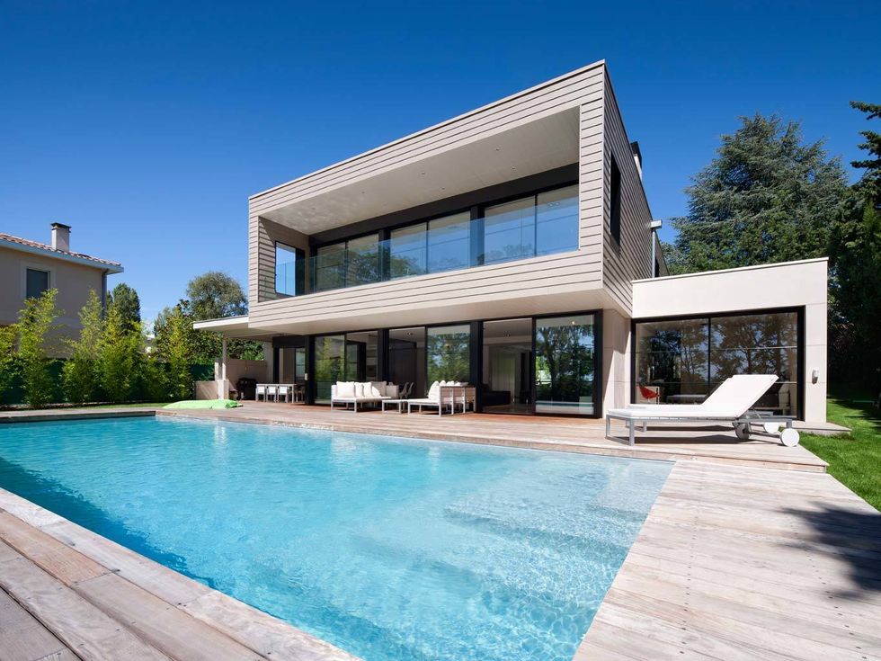 <p>Un diseño abierto de aire contemporáneo. Esta increible villa cuenta con dos plantas y una piscina elegante con iluminación nocturna. </p>