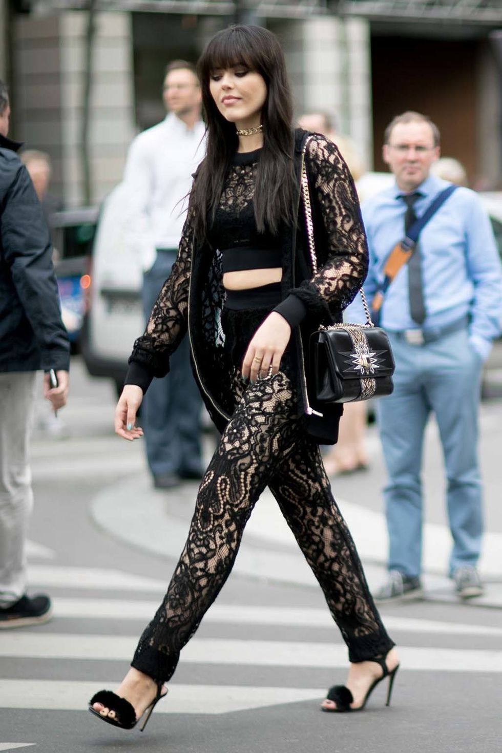<p>Kristina Bazan se atrevió con este look gótico de encaje negro.</p><p>&nbsp;</p><p>&nbsp;</p>