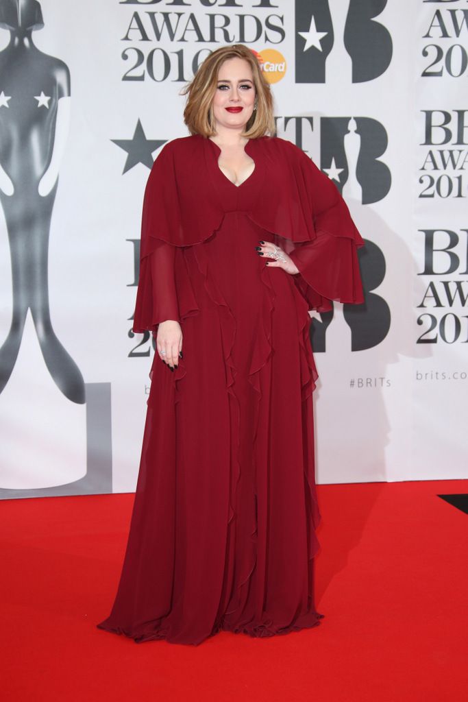 <p><strong>Adele</strong> cambió su habitual color, el negro, por el rojo vino de este vestido a capas de&nbsp;<strong>Giambattista Valli</strong>.&nbsp;</p>