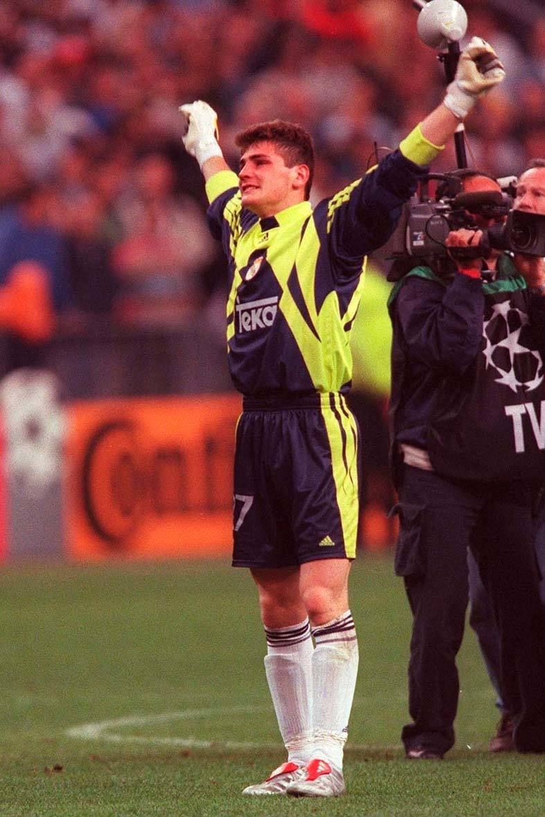 <p>En mayo del año 2000, en París, Iker se convirtió en el jugador más joven de la historia en jugar y ganar una final de la Copa de Europa. Cinco días antes había cumplido 19 años. Es, según ha declarado él mismo, su título preferido.</p>