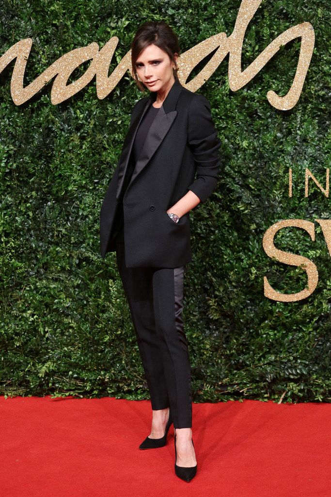<p>Con un traje negro acudió a los British Fashion Awards&nbsp;<strong>Victoria Beckham</strong>, un diseño firmado por ella misma.&nbsp;</p>