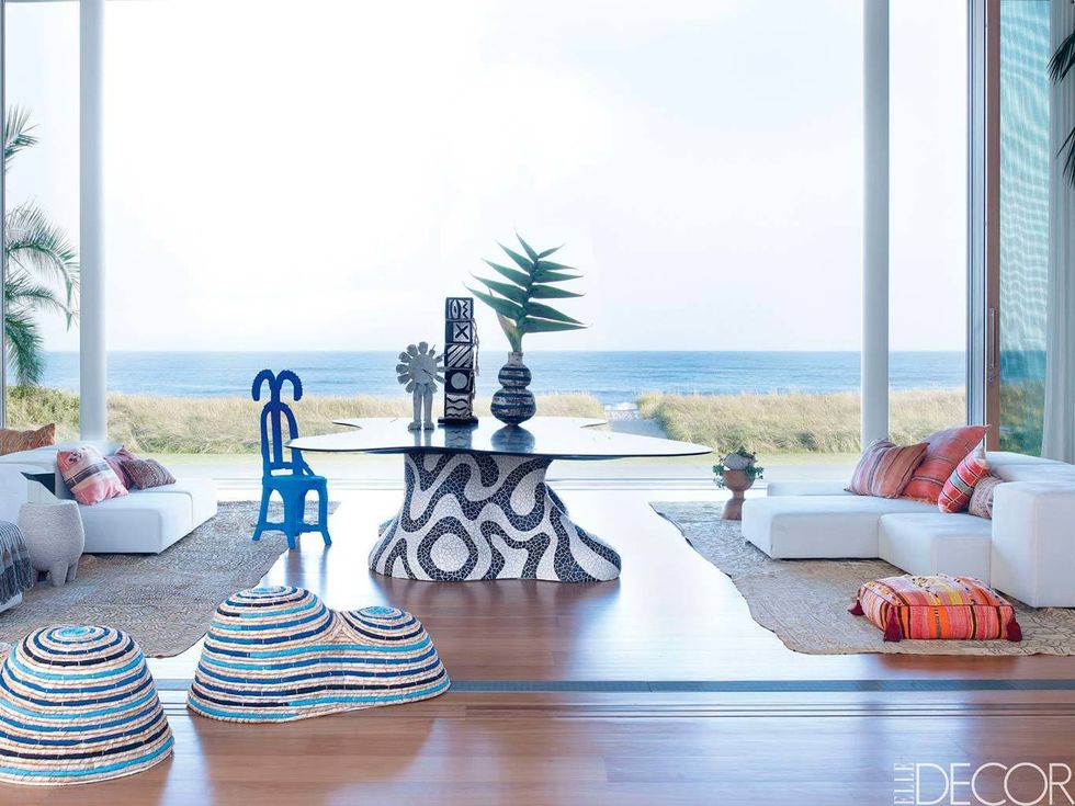 <p>En la residencia de fin de semana en Long Island del diseñador Kelly Behun, los sofás de Living Divani están tapizados con un lino de Holly Hunt. El taburete de fibra blanco es de Ikea, los de cuerda y la silla azul, de Christian Astuguevieille, y las alfombras están hechas con rafia africana. Behun diseñó la mesa, con una base de mosaicos de cerámica y sobre de ébano de Macassar.</p><p>&nbsp;</p>