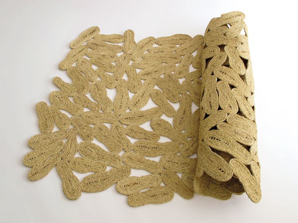 <p>Martín Azúa es el creador de la alfombra Peu, realizada con suelas de esparto. De Medwinds, desde 150 €.</p>